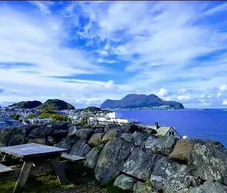 Wonderfully Located, 2br, Balcony Alesund