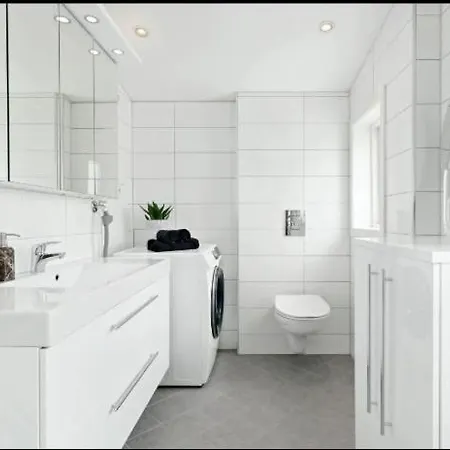 Wonderfully Located, 2br, Balcony *