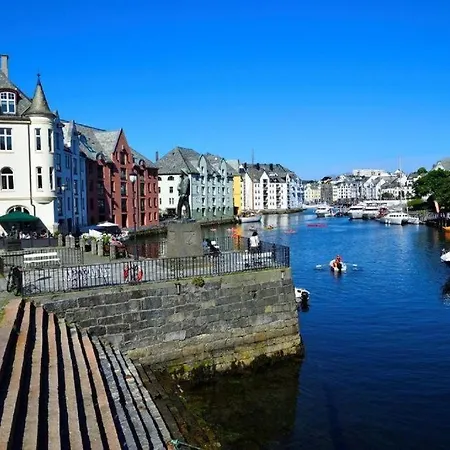 Wonderfully Located, 2br, Balcony